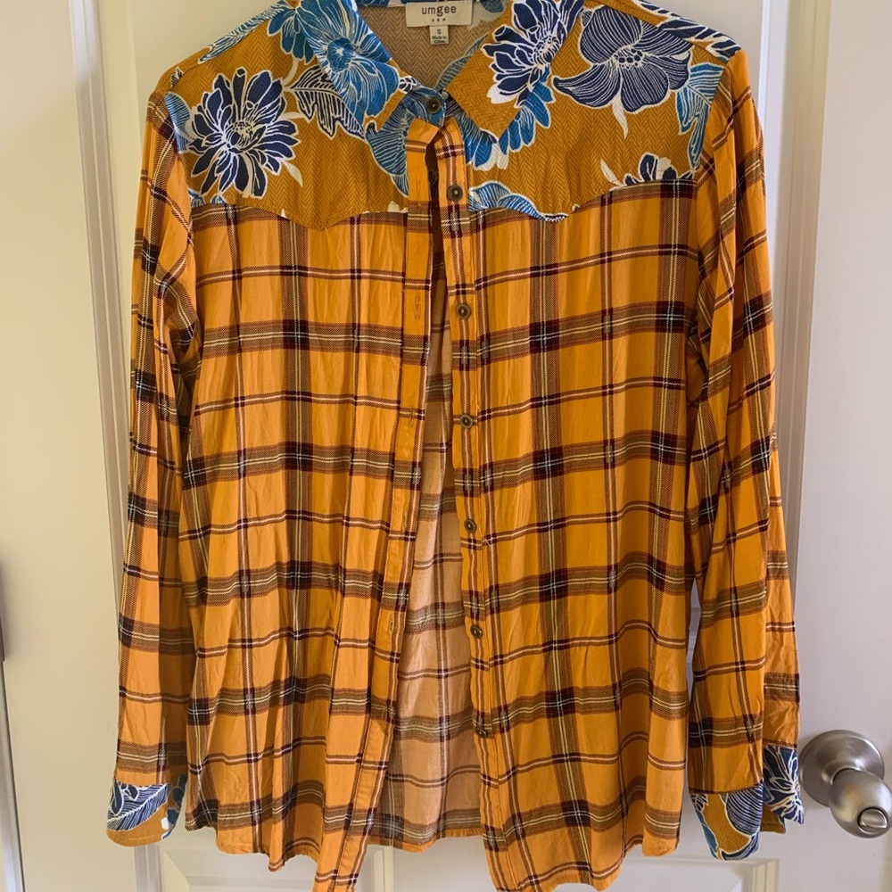 Women’s Small Umgee Button Down Top